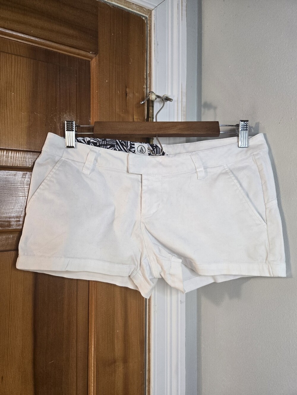 Volcom White Low-Waist Junior's Cotton Blend Shortie Shorts Sz 5